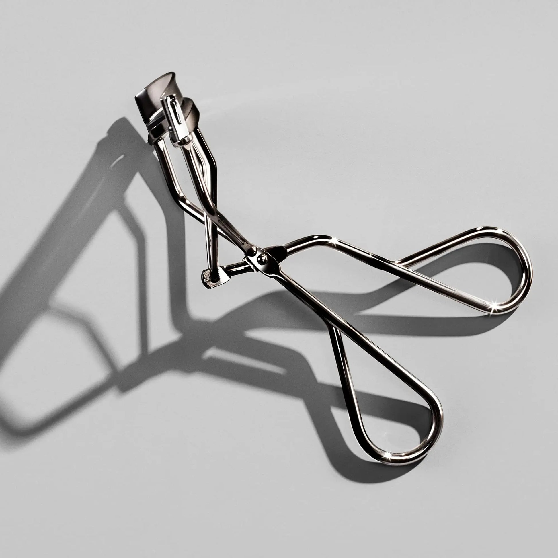 Shiseido Eyelash Curler - Crimps & Curls Lashes for Perfect, Eye-Framing Fringe - Gentle & Safe - Includes Replacement Pad Shiseido uk supplements