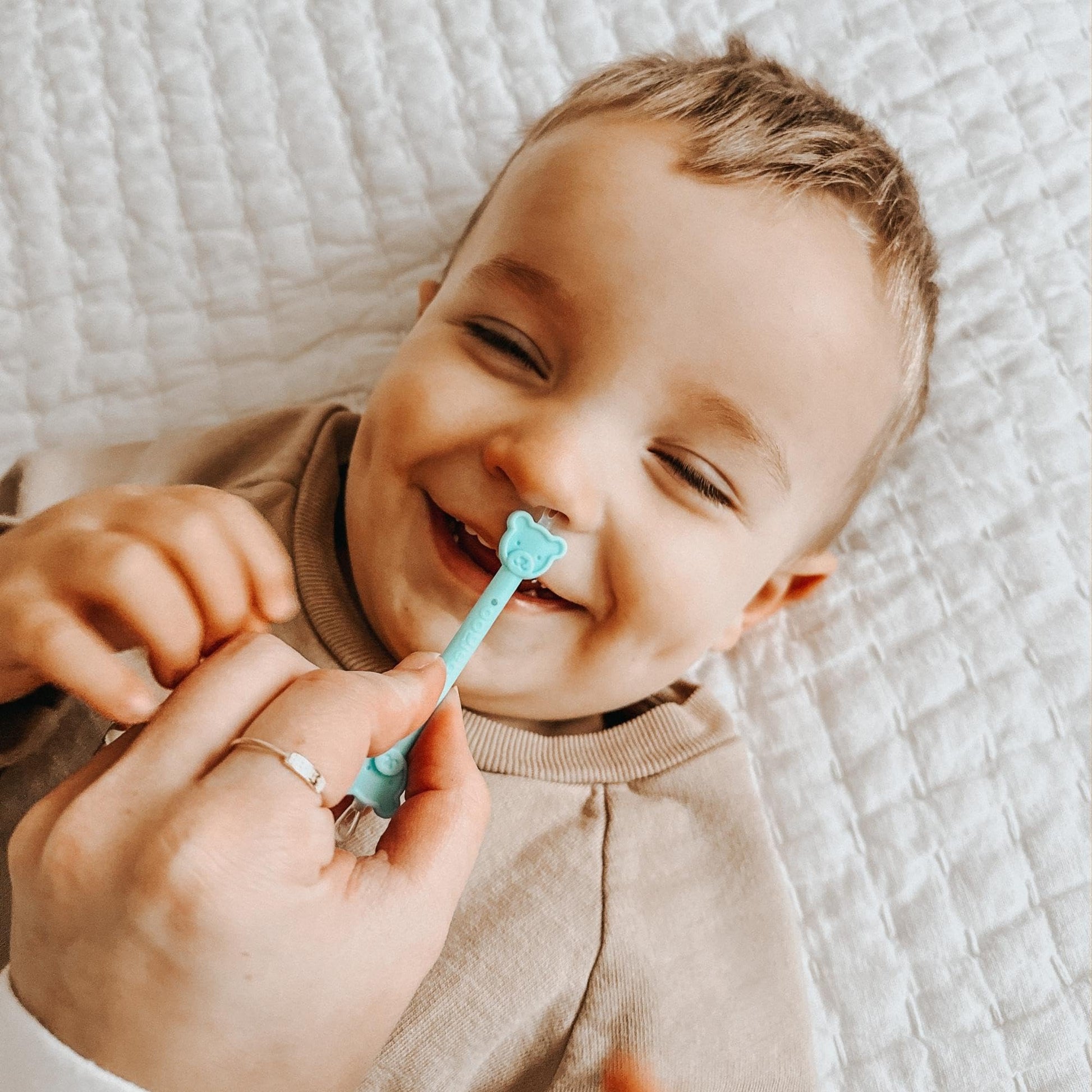 oogiebear - Nose and Ear Gadget. Safe, Easy Nasal Booger and Ear Cleaner oogiebear uk supplements